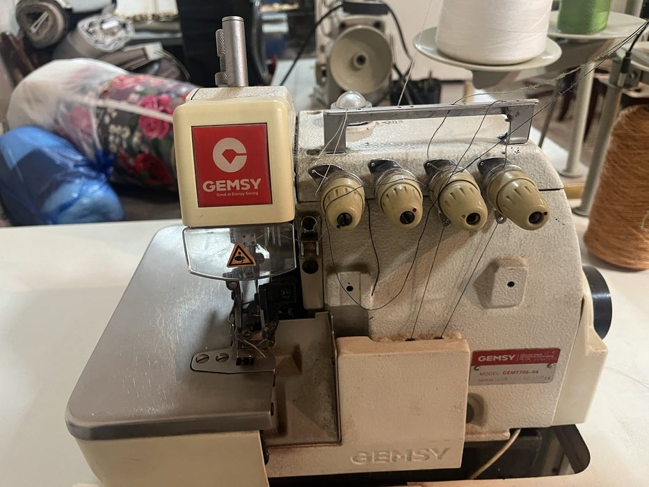 Оверлок швейный .