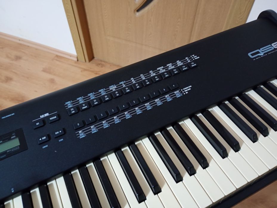 Alesis QS8 pian orga midi controler