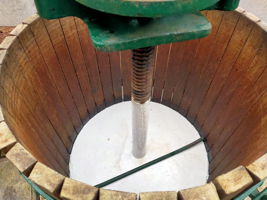 Teasc și zdrobitor struguri