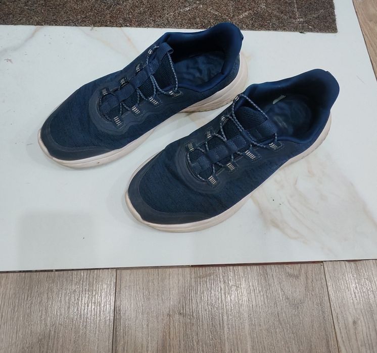 Продам мужские кроссовки