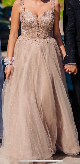 Елегантна официална рокля в цвят шампанско