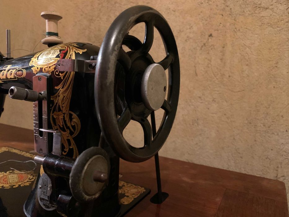 Старинна луксозна винтидж крачна шевна машина Lada Sobeslav 1930г