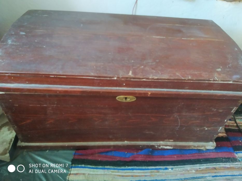 Стар дървен скрин