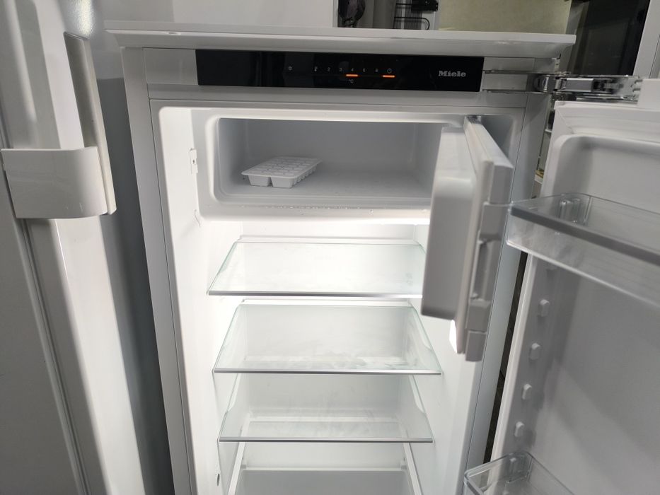 Хладилник с вътрешна камера за вграждане Miele K 7318 D - 187литра.