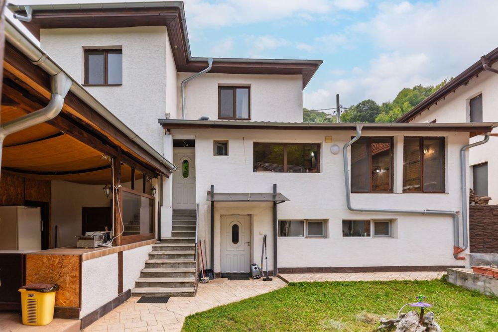 Продава се Къща в с. Чифлик, Област Ловеч - 333 кв.м за 398 €/кв.м - Снимка #1