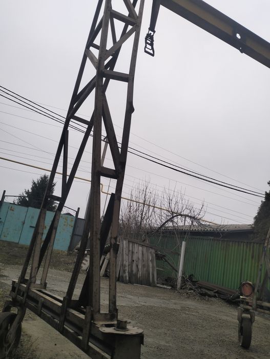 Металлический кран на колёсах