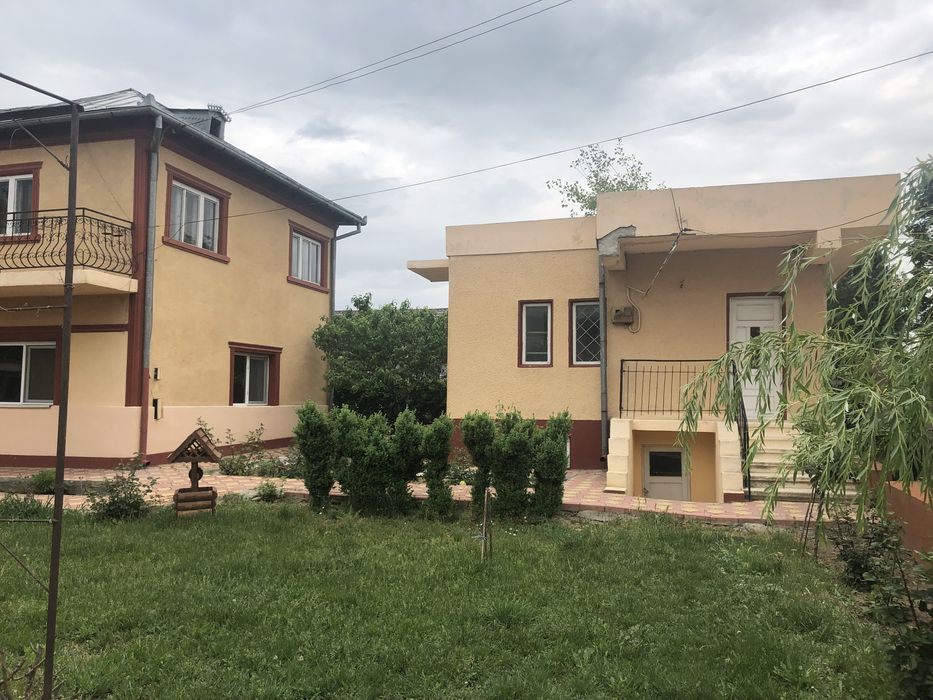 Casă cu etaj + spațiu comercial în curte