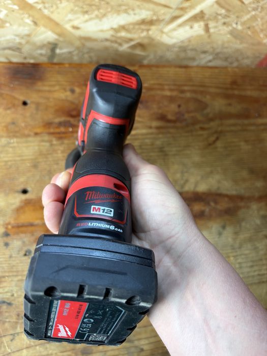 Mașină polishat Milwaukee M12 2025