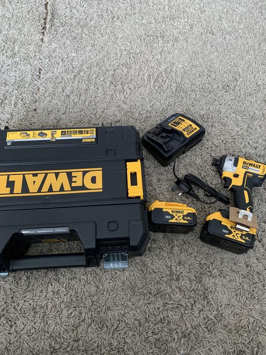 Dewalt impact brushless 2 baterii de 18 V 5.0 Ah , incarcator si cutie