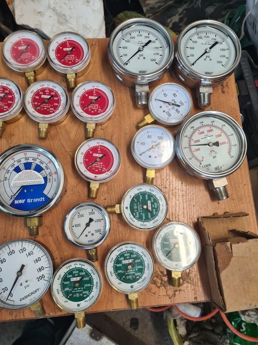 Продам манометры новые,в работе не были