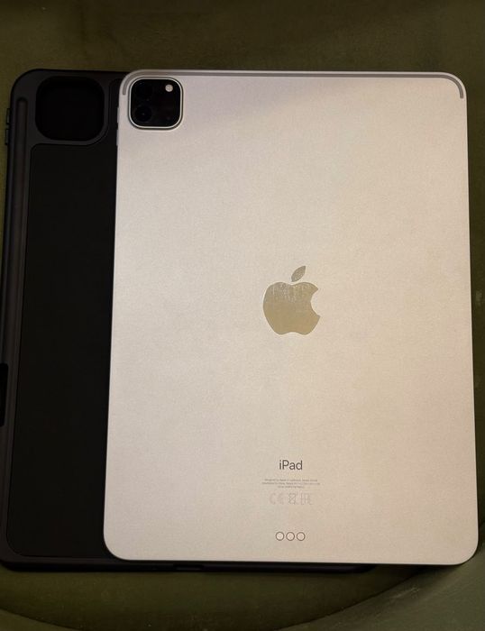 iPad Pro 11” 128GB Wi-Fi Silver – impecabil, husă inclusă