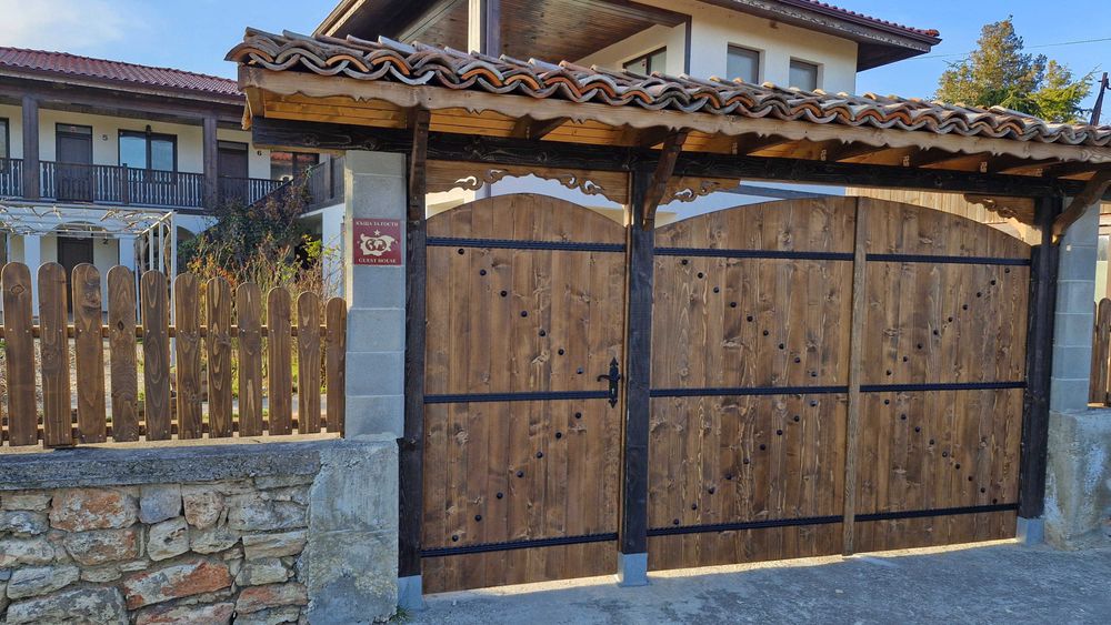 Изработвам дървени парапети, огради, порти, облицовки, декорация