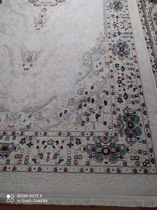 Светлый  красивый  ковер