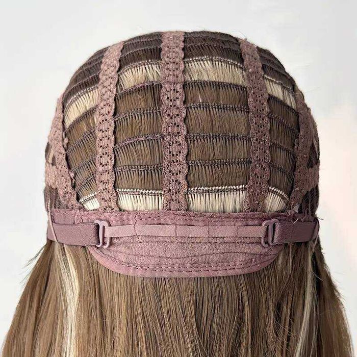 Тъмно руса перука с фини светли кичури и дълъг бретон