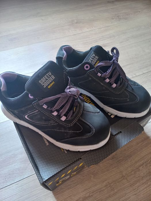 Продам спецовку и рабочие женские ботинки.