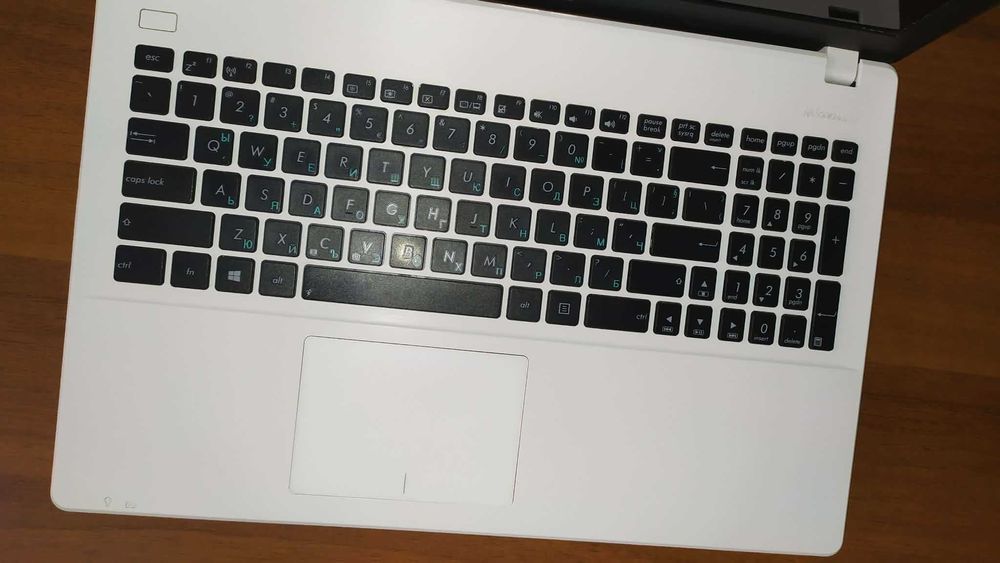 Чудесен Лаптоп ASUS в Отлично състояние отлично работещ 15,6 инча