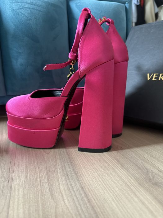 Туфли versage сатылады. 6000тг