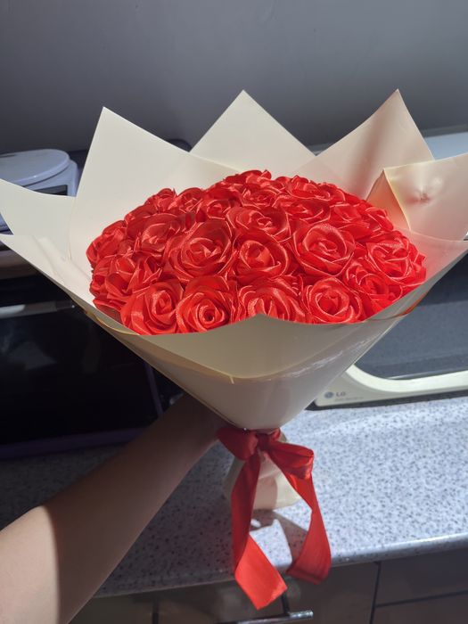 Розы из атласных лент