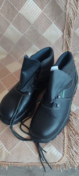 Продам рабочие ботинки новые