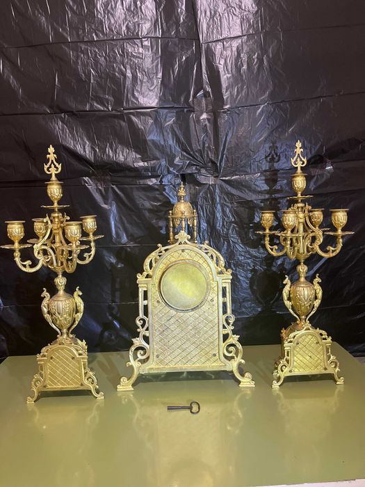 Автентичен френски каминен часовник триптих в стил Louis XVI – позлатен бронз (Ormolu), ХIХ век (1880-1890 г.)