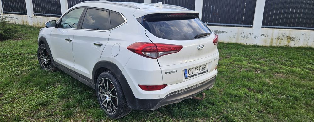 Hyundai tucson avariat ,motor stricat