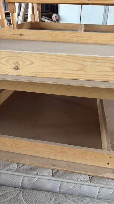 Ағаштан жасалған жер стол мықты