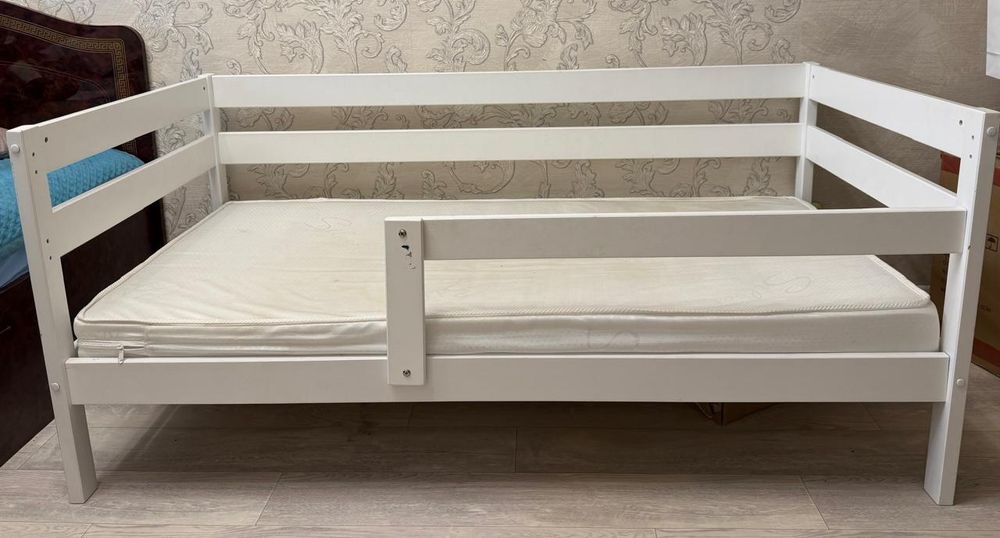 Продаетская детская кровать с матрасом в хорошем состоянии