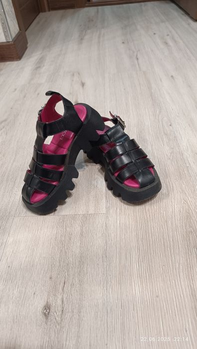 Продам кожаные босоножки