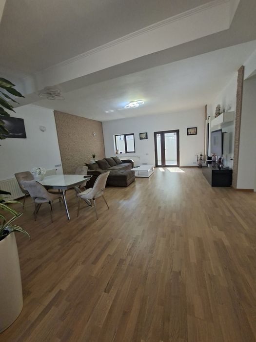 Mogosoaia  casa eleganta,f bine compartimentata în ce mai buna zona  lingă frf