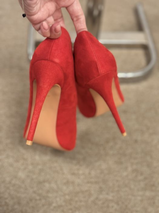 Rochie  neagra + pantofi rosii Answer