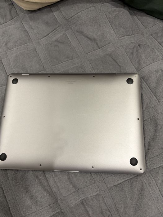 Продам Macbook почти новый