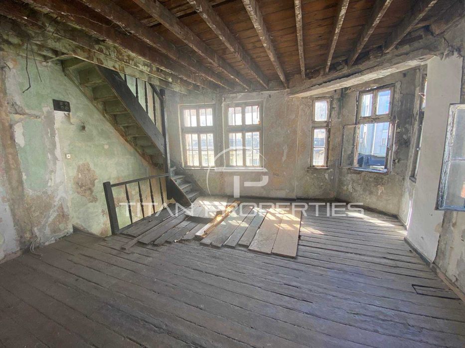 Четириетажна къща в Центъра