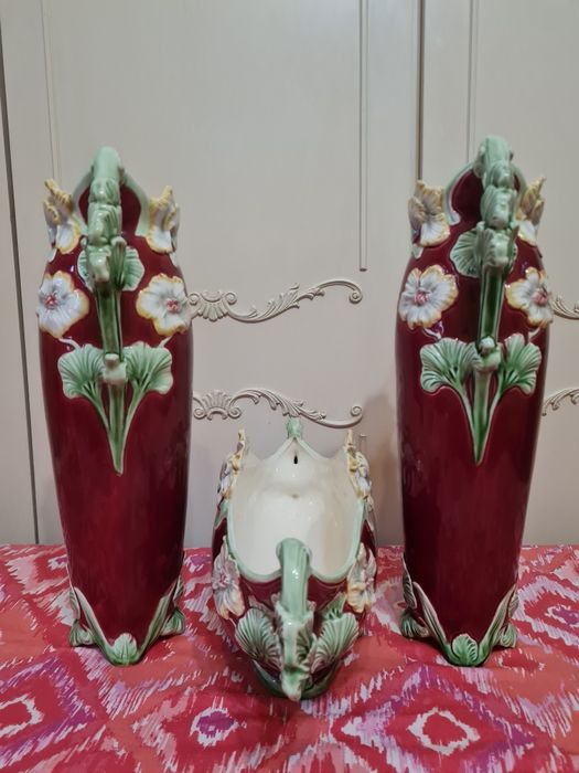 Vând set compus din 3bucati 2vaze 1Jardinieramajolică, art nouveau,