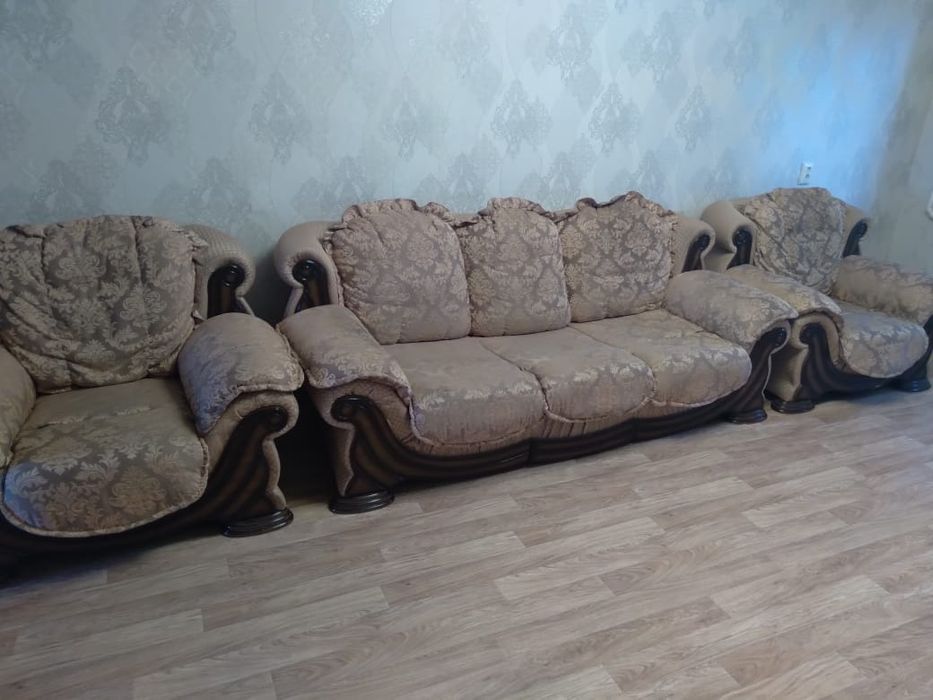 Диван. 2 кресла.