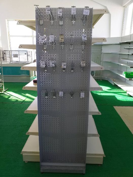 Стелажи с перфогръб за куки