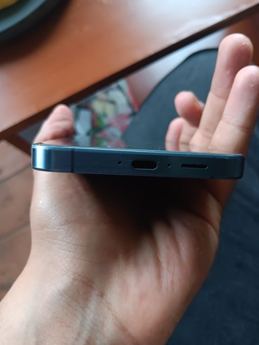 Samsung a55 5g Are un pic sgreturi pe spate