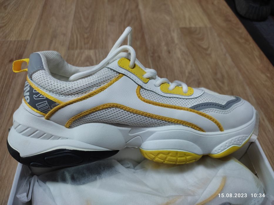 Продам кроссовки новые