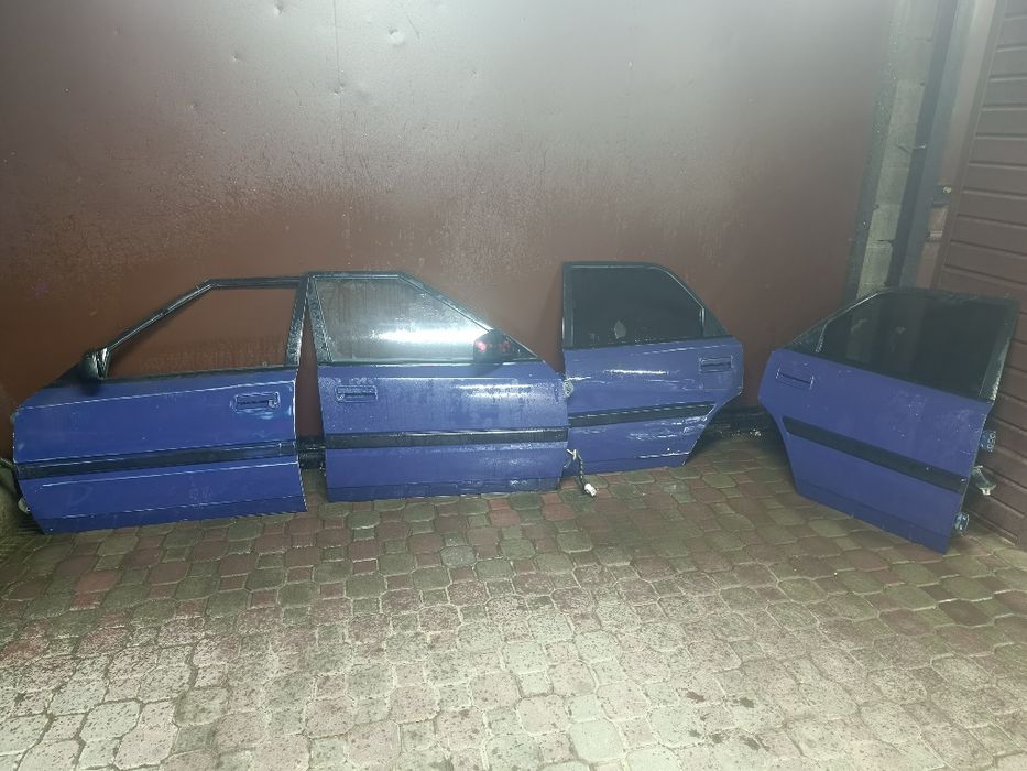 Продам двери от мазды 323 bg слепой