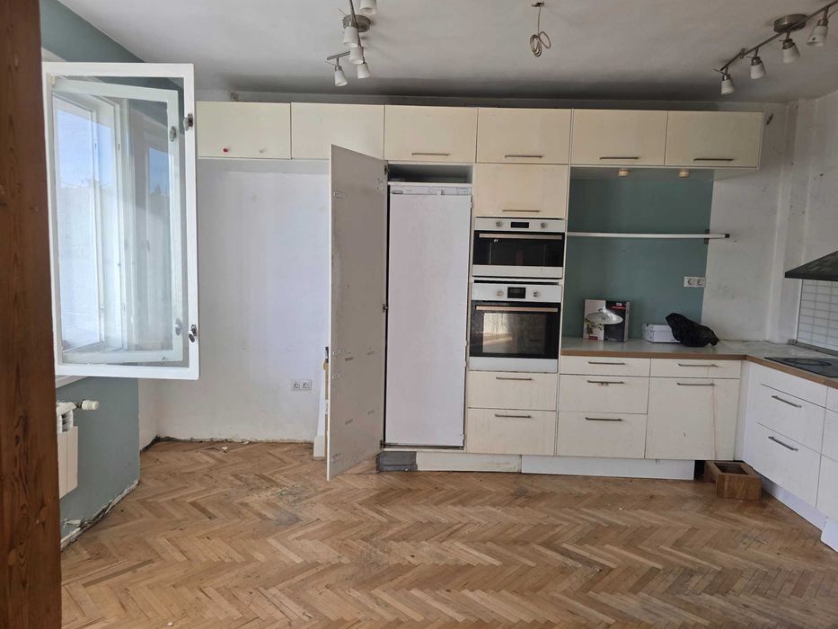 Дава се под наем Двустаен апартамент в София, Яворов - 90 кв.м за 561 € - Снимка #2