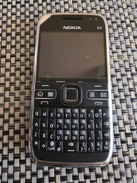 Vând telefontru Nokia e72