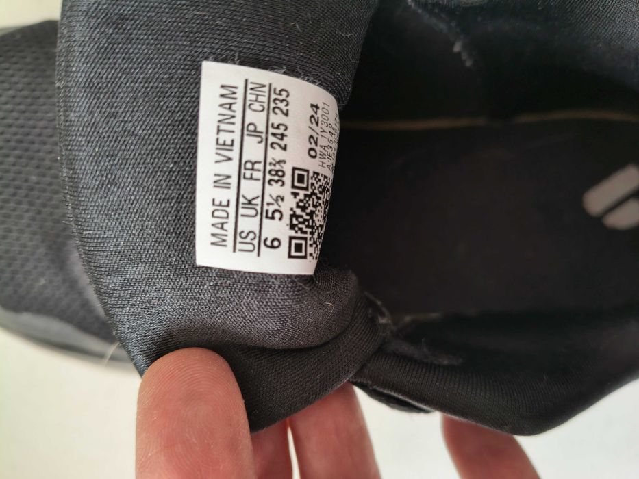 Продавам дамски маратонки Адидас