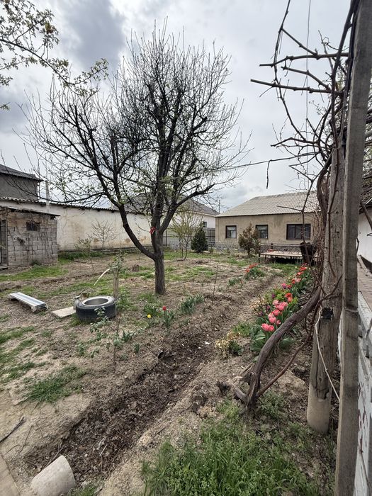 үй сатылады. Дом продается.