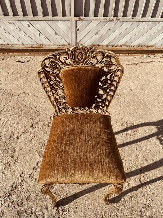 Луксозен бароков стол – метална рамка, златисто покритие, кадифе