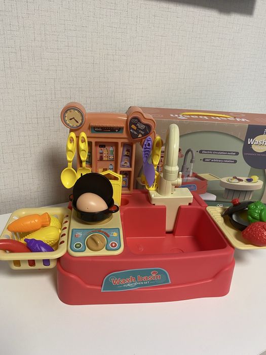 Детска мивка с течаща вода с малка кухня