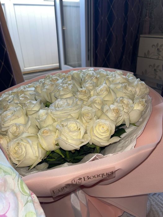 Цветы белые розы 51 шт