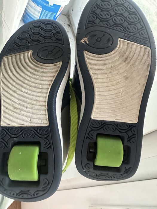 Adidasi Heelys nr 33 cu role