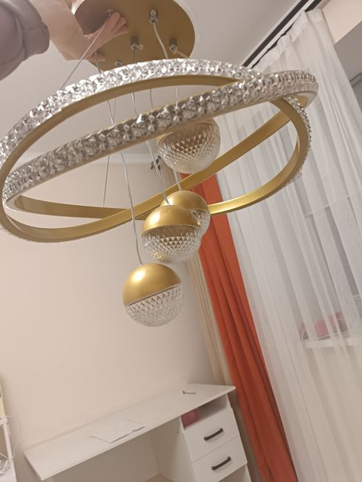 Продам б/у люстру.