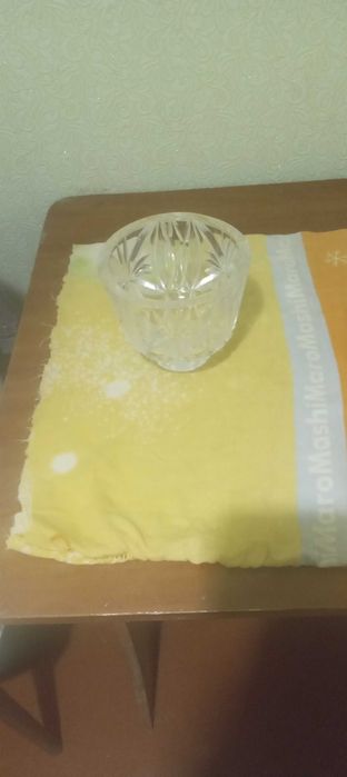 Две хрустальные вазы