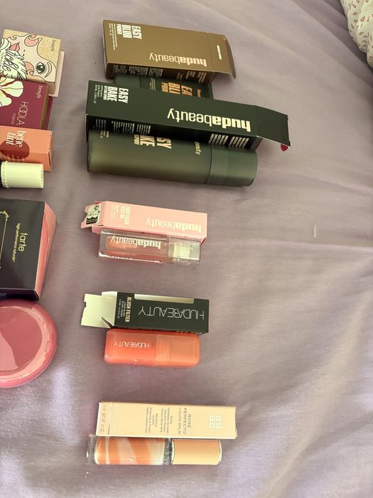 Козметика Huda Beauty, Benefit, Tarte, Givenchy