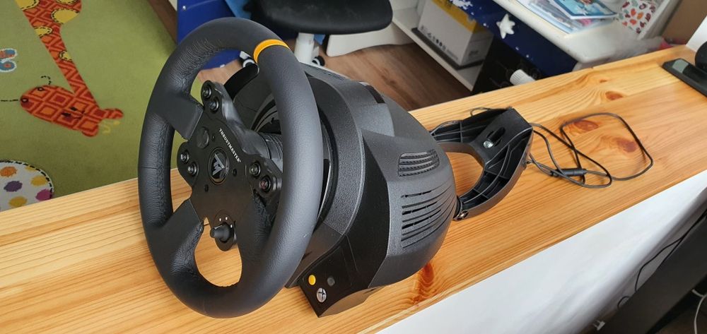Volan Thrustmaster TX Leather Edition cu pedale